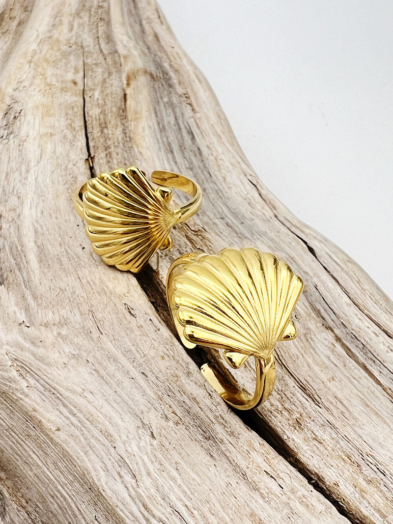 Gold-plated stainless steel rings with seashell design. Adjustable, waterproof, and hypoallergenic for everyday beach-inspired style.

