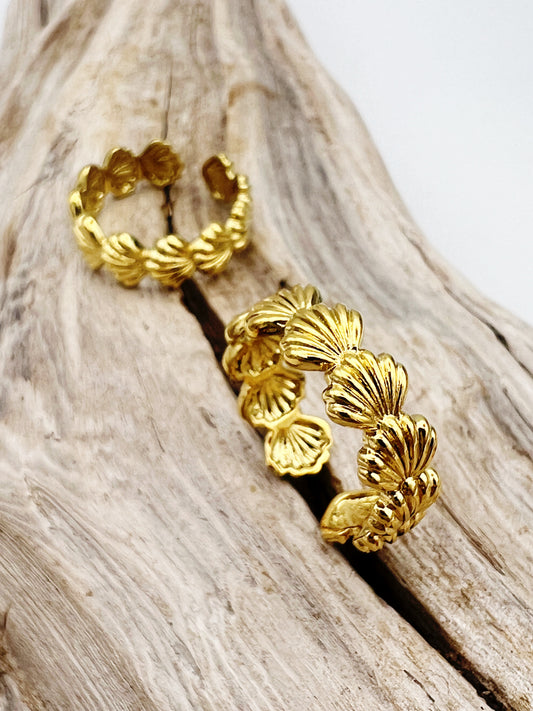 Gold-plated stainless steel rings with seashell designs. Adjustable, waterproof, and hypoallergenic for everyday beach-inspired style.

