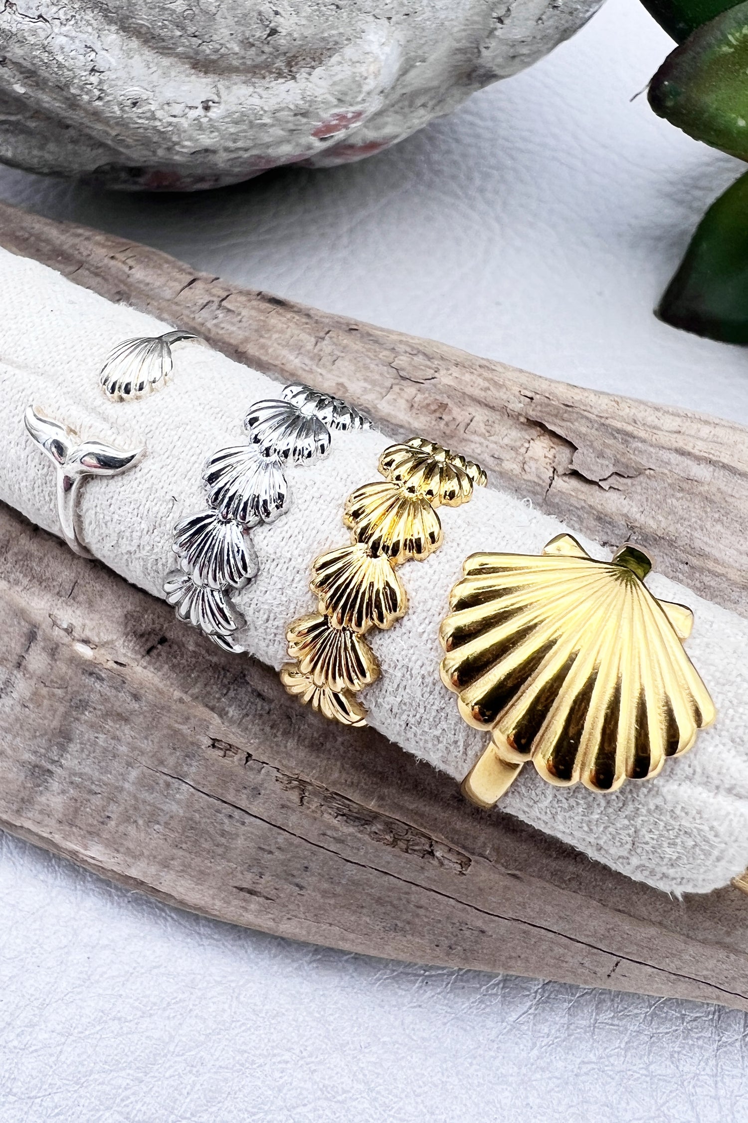 Silver or Gold-plated stainless steel rings with seashell designs. Adjustable, waterproof, and hypoallergenic for everyday beach-inspired style.

