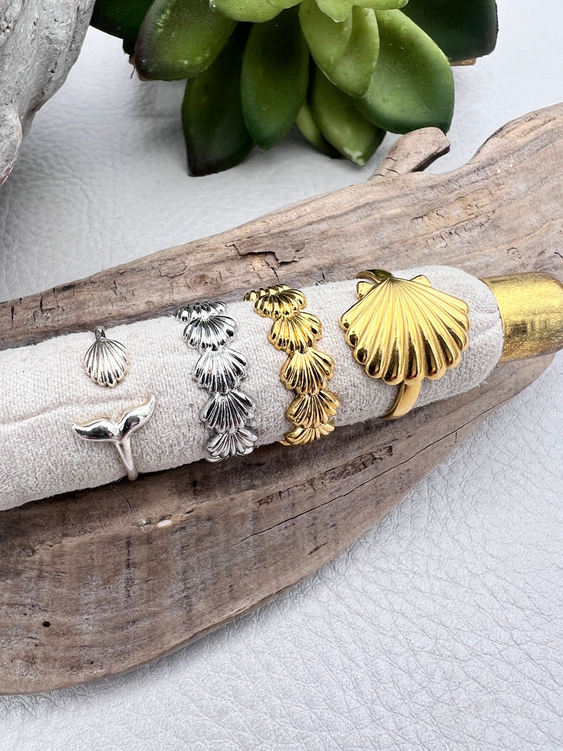 Gold and silver plated stainless steel rings with seashell designs. Adjustable, waterproof, and hypoallergenic for everyday beach-inspired style.

